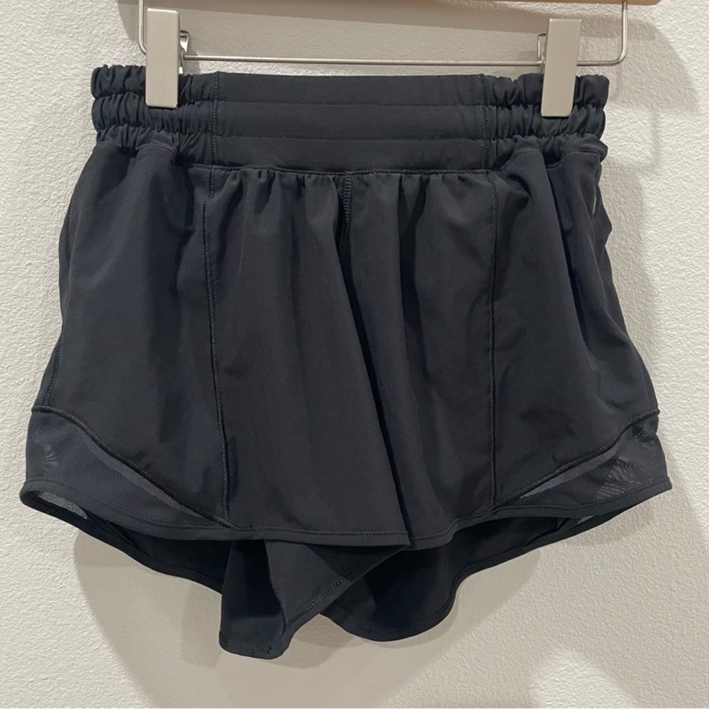EUC Lululemon Low Rised Hotty Hot Short Black 4”Lined Size 2